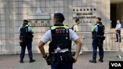 香港民主派初选47人案前立法会议员梁国雄等10名被告开始陈情,大批军装警员在西九龙裁判法院外戒备 (美国之音照片)