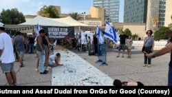 人们在特拉维夫博物馆门口留言,希望人质们早日回家(照片受访者提供)