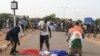 Demonstran tampak menginjak bendera Prancis dalam sebuah aksi protes di Niamey, Niger, pada 1 September 2023. (Foto: AFP)