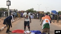 Demonstran tampak menginjak bendera Prancis dalam sebuah aksi protes di Niamey, Niger, pada 1 September 2023. (Foto: AFP)
