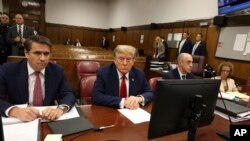 Cựu tổng thống Mỹ Donald Trump cùng các luật sư của ông ra toà hôm 15/4 năm 2024