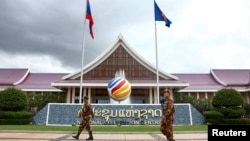 老挝安保人员在即将举行东盟外长会议的万象国家会议中心外巡逻。(2024年7月24日)