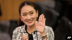 泰国新总理、为泰党领袖、前总理他信之女帕东坦·西那瓦在泰国首都曼谷的记者会前挥手致意。(2024年8月15日)