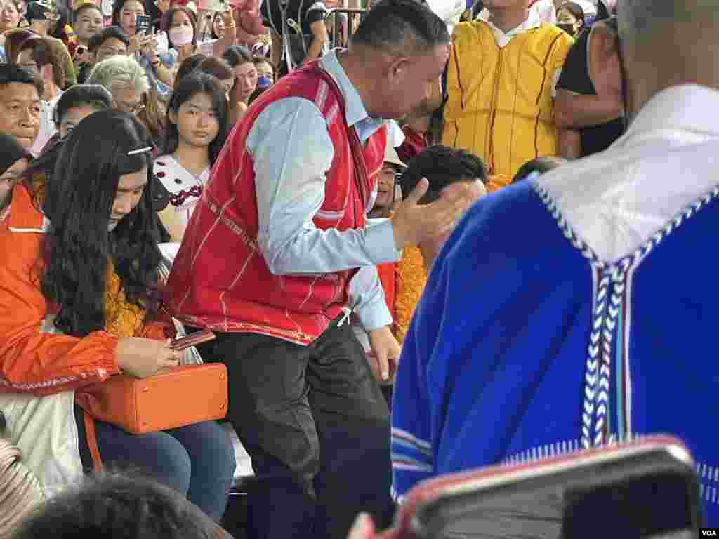 သြဂုတ်လ ၂၇ -- ကရင့်ရိုးရာလက်ချည်ပွဲ အခမ်းအနား၊ ဘန်ကောက် -- ဓါတ်ပုံ (မညိုညိုလွင် - VOA)