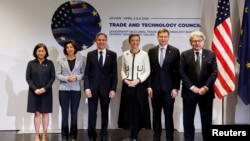2024年4月5日, 左起:美国贸易代表戴琪、美国商务部长雷蒙多、美国国务卿布林肯、欧盟委员会执行副主席维斯塔格、欧盟委员会执行副主席东布罗夫斯基斯和欧盟内部市场专员布雷东在美国-欧盟贸易和技术理事会上合影