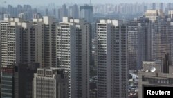 资料照:中国天津正在建设中的高层住宅楼。(2023年8月18日)