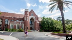 资料照片:2015年4月30日,学生们走过佛罗里达州塔拉哈西佛罗里达州立大学校园内的多德大厅。(美联社照片)