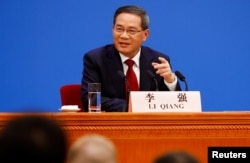 中国总理李强在北京人大会堂举行的记者会上讲话。(2023年3月13日)