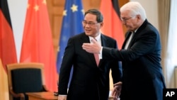 资料照片: 德国总统弗兰克-瓦尔特·施泰因迈尔欢迎中国总理李强访问柏林(2023年6月19日)