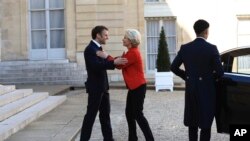 2023年4月3日,欧盟委员会主席冯德莱恩在巴黎爱丽舍宫举行的工作午餐前受到法国总统马克龙的欢迎。两位领导人本周将前往中国。(美联社照片)