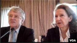 中国欧盟商会主席伍德克(Jörg Wuttke)(左)和中国欧盟商会副主席许倍帝(Bettina Schoen-Behanzin)(右)共同召开记者会,发布2023/2024《上海建议书》。(Zoom视讯会议截图)