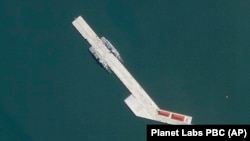 2024年5月8日的卫星图片显示,在柬埔寨重要的云朗海军基地停靠的两艘中国军舰已经在该基地停泊了超5个月。