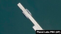 2024年5月8日的卫星图片显示,在柬埔寨重要的云朗海军基地停靠的两艘中国军舰已经在该基地停泊了超5个月。