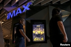 上海一家影院张贴正在上映的《逆行人生》的电影广告。(2024年8月14日)