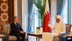 2024年6月12日,美国国务卿布林肯在卡塔尔多哈卢赛尔宫会见卡塔尔元首埃米尔谢赫·塔米姆·本·哈马德·阿勒萨尼。(美联社照片)