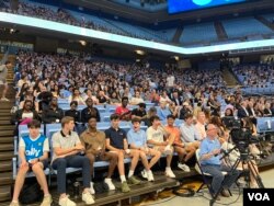 北卡罗莱纳大学教堂山分校2023年8月30日举行烛光守夜活动,悼念在数天前的枪击案中遇难的教授严资杰。