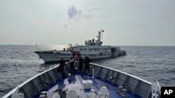 中国海警船在菲律宾近海的第二托马斯海滩(仁爱礁)海域阻拦菲律宾海岸警卫队巡逻船。(2023年10月4日)
