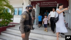 正在申请难民身份的中国家庭教会“深圳改革宗圣道教会”的成员从被羁押的孟腊茫警察局前往芭提雅的一家法庭。(2023年3月31日)