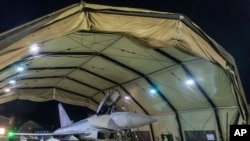 这张英国国防部提供的照片显示, 2024年1月12日,一架英国皇家空军台风飞机在袭击也门目标后返回塞浦路斯皇家空军阿克罗蒂里基地。(美联社照片)