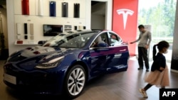 资料照:北京的一家特斯拉专卖店。(2020年5月10日)