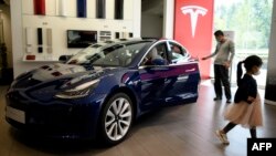 资料照:北京的一家特斯拉专卖店。(2020年5月10日)