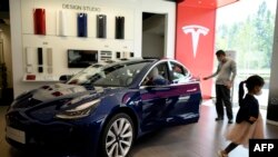 资料照:北京的一家特斯拉专卖店。(2020年5月10日)