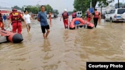 河北涿州一烧烤美食城老板发来街道被淹照片。(2023年8月2日)