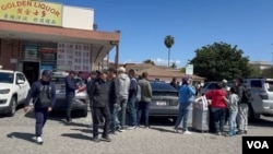 洛杉矶丁胖子广场找工作、住宿的人群 (美国之音 张木林 2024年4月7日拍摄)