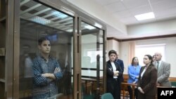 美国《华尔街日报》记者埃文·格什科维奇在莫斯科的一家法庭的原告玻璃笼子里。 (2023年4月18日)