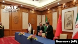 2023年3月10日,伊朗最高国家安全委员会秘书阿里·沙姆哈尼(Ali Shamkhani)(右)在北京的会谈结束后同中共中央政治局委员、中央外办主任王毅握手。照片最左边是沙特国务大臣、内阁成员和国家安全顾问穆萨伊德·本·穆罕默德·艾班。