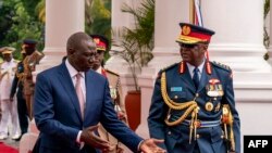 资料照片:肯尼亚国防军司令奥格拉将军与肯尼亚总统鲁托在内罗毕国宾馆准备迎接英国国王查尔斯三世之际交谈。(2023年10月31日)