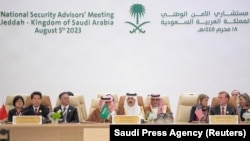 2023年8月6日,在沙特阿拉伯吉达,来自中国、美国和沙特阿拉伯的代表参加会谈,旨在推动俄罗斯和平结束乌克兰战争。Saudi Press Agency (Reuters)