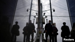 人们行走在装有监控摄像头的上海街头。(2022年12月12日)