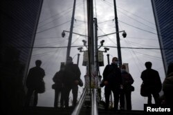 人们行走在装有监控摄像头的上海街头。(2022年12月12日)