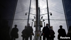 人们行走在装有监控摄像头的上海街头。(2022年12月12日)