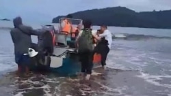 巴拿马国家边境服务队在海滩上救援中国偷渡客(巴拿马国家边境服务队提供) 巴拿马国家边境服务队在海滩上救援中国偷渡客(巴拿马国家边境服务队提供)