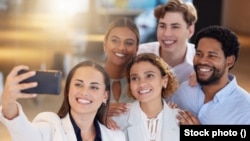 资料照片:自拍的年轻人。