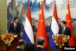 资料照:荷兰副首相兼外交大臣胡克斯特拉与中国外长秦刚在北京举行联合记者会。(2023年5月23日)