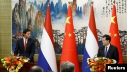 时任荷兰副首相兼外交大臣胡克斯特拉与时任中国外长秦刚2023年5月23日在北京举行联合记者会。(路透社)