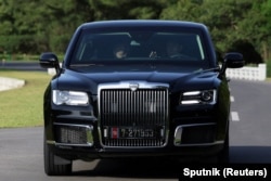 俄罗斯总统普京在访问平壤期间为朝鲜领导人金正恩驾驶俄制Aurus品牌的豪华汽车。(2024年6月19日)