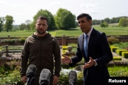 英国首相苏纳克与到访的乌克兰总统泽连斯基在伦敦外的官方乡村别墅契克斯举行记者会。(2023年5月15日)