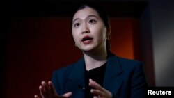 被香港当局通缉的香港民主委员会(HKDC)执行总监郭凤仪在美国华盛顿接受路透社采访。(2023年7月10日)