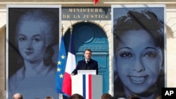 在巴黎的旺多姆广场,法国总统马克龙在将保护堕胎权正式纳入宪法的加印仪式上发表讲话。(2024年3月8日)