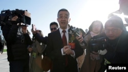 资料照:中共前领导人胡锦涛之子胡海峰前往北京人大会堂出席全国人大会议闭幕式时被媒体记者包围。(2019年3月15日)