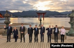 在日本广岛参加G7峰会的领导人参观日本古迹严岛神社。(2023年5月19日)