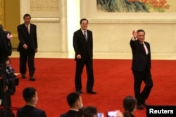 中国总理李强、副总理丁薛祥与何立峰抵达人大会堂出席记者会。(2023年3月13日)