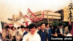 资料照:1989年6月1日,南京高校北上行动中的东南大学队伍。(吴建民提供图片)