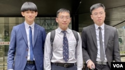 3名承认交替控罪”煽惑他人有意图而伤人罪”,被撤销《港区国安法》下”宣扬恐怖主义罪”的香港大学学生(左起)杜林丞亨、郭永皓及容颂禧 (美国之音/汤惠芸)