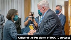 台湾总统蔡英文3月20日在台北总统府会见英国议会代表团。(台湾总统府办公室图片)