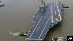 资料照片: 中国第三艘航空母舰“福建号”2024年5月1日从上海江南造船厂出发首次海试